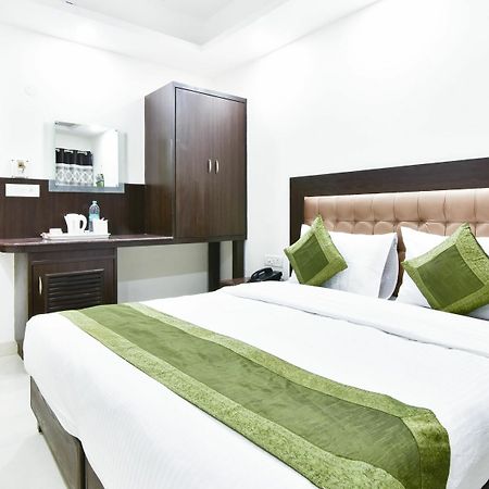 Treebo Mehar Castle Hotel Делхи Екстериор снимка
