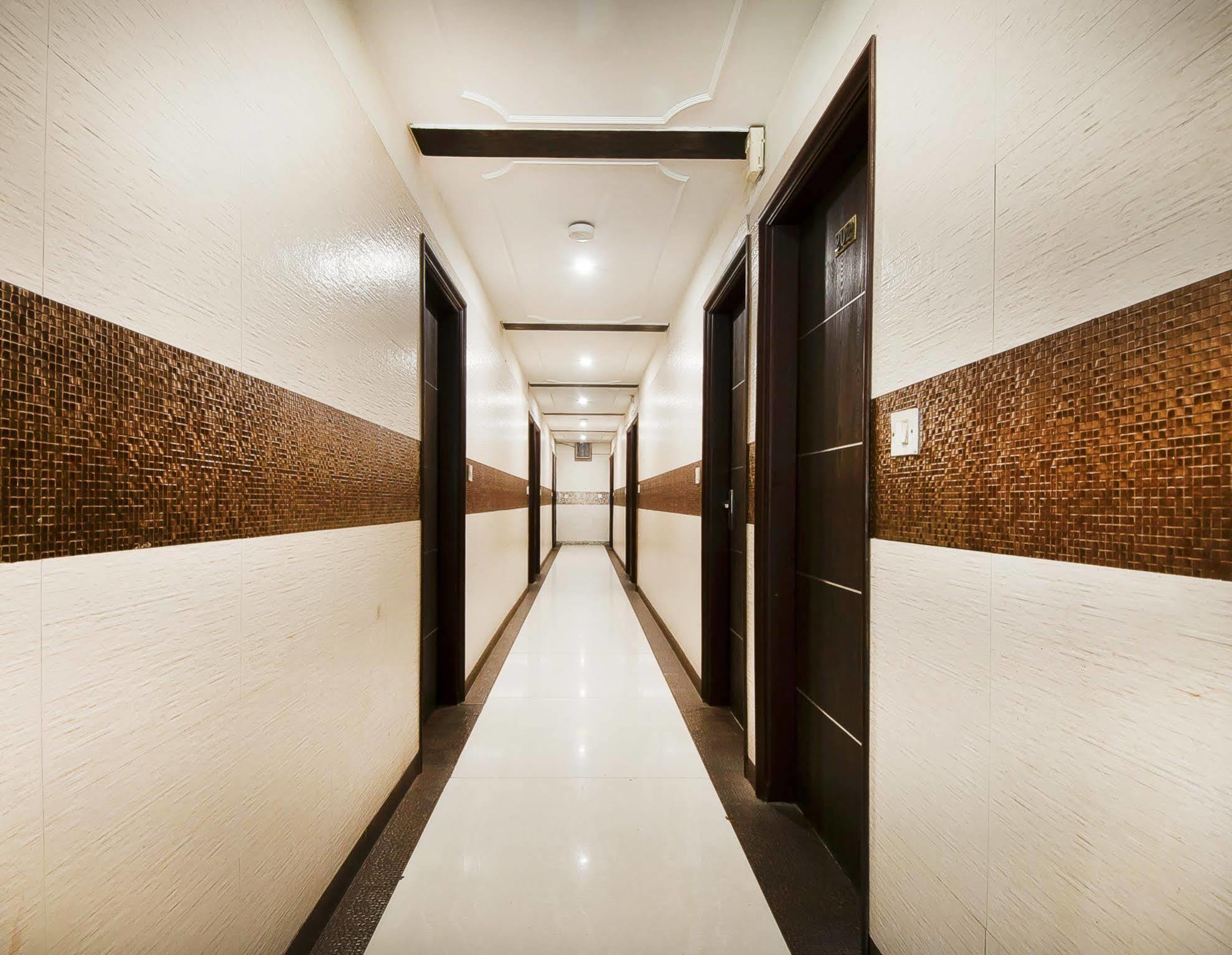 Treebo Mehar Castle Hotel Делхи Екстериор снимка