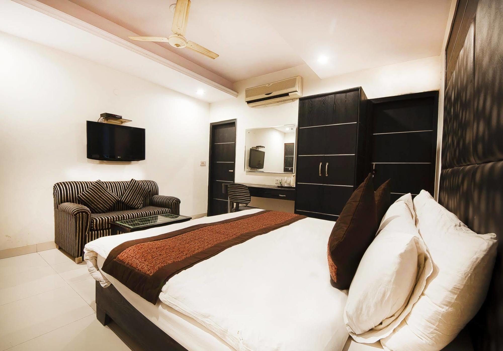 Treebo Mehar Castle Hotel Делхи Екстериор снимка