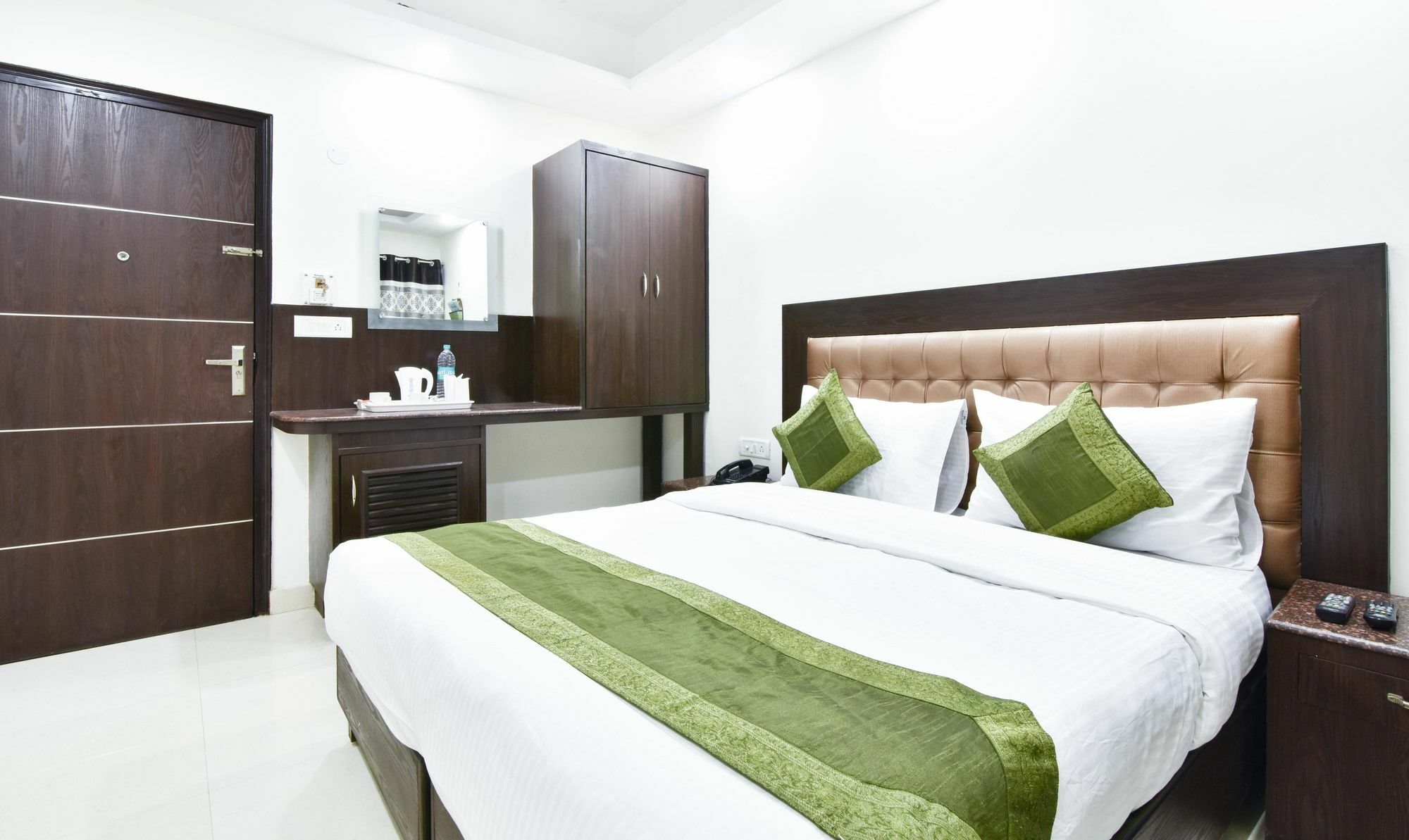 Treebo Mehar Castle Hotel Делхи Екстериор снимка