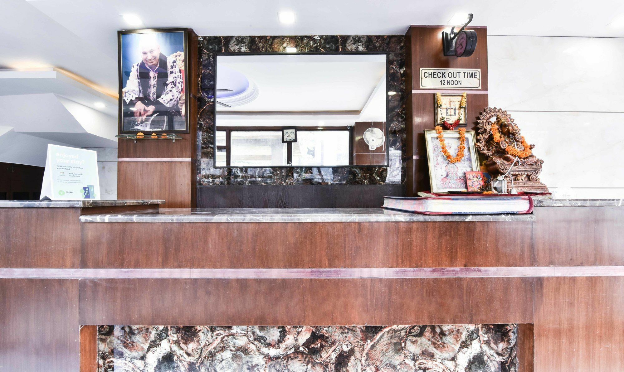 Treebo Mehar Castle Hotel Делхи Екстериор снимка