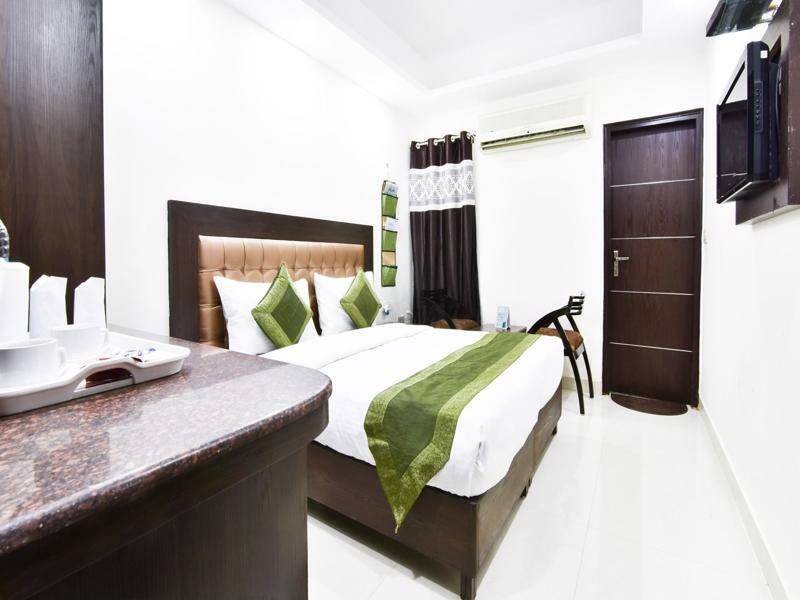 Treebo Mehar Castle Hotel Делхи Екстериор снимка