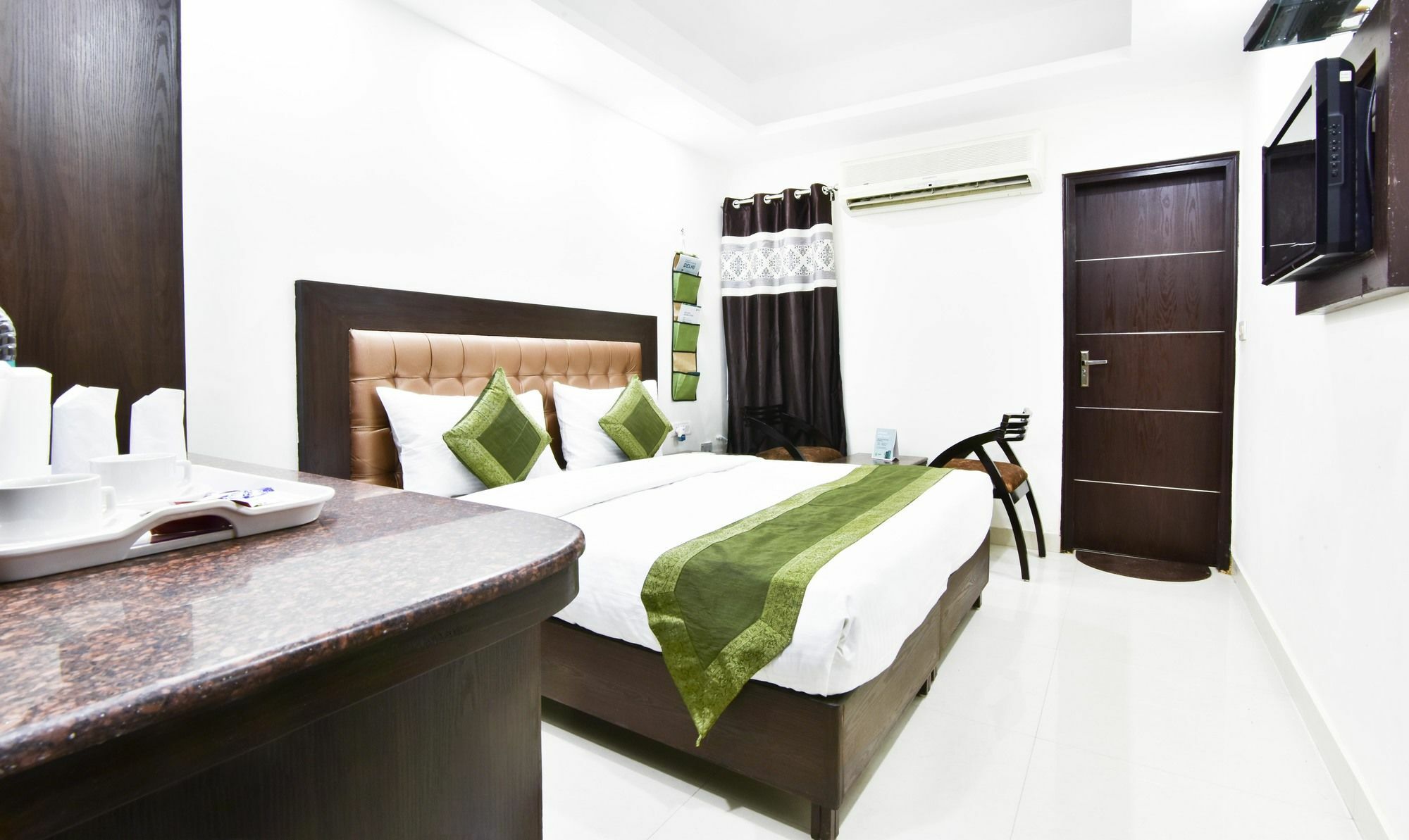 Treebo Mehar Castle Hotel Делхи Екстериор снимка