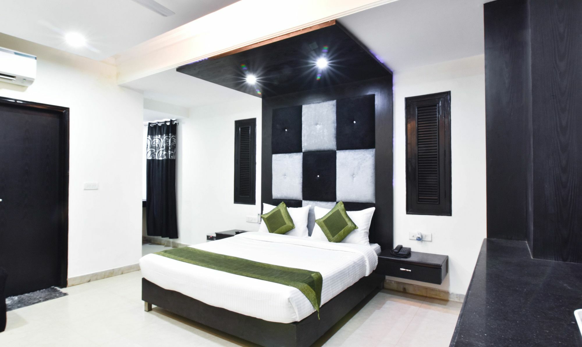 Treebo Mehar Castle Hotel Делхи Екстериор снимка
