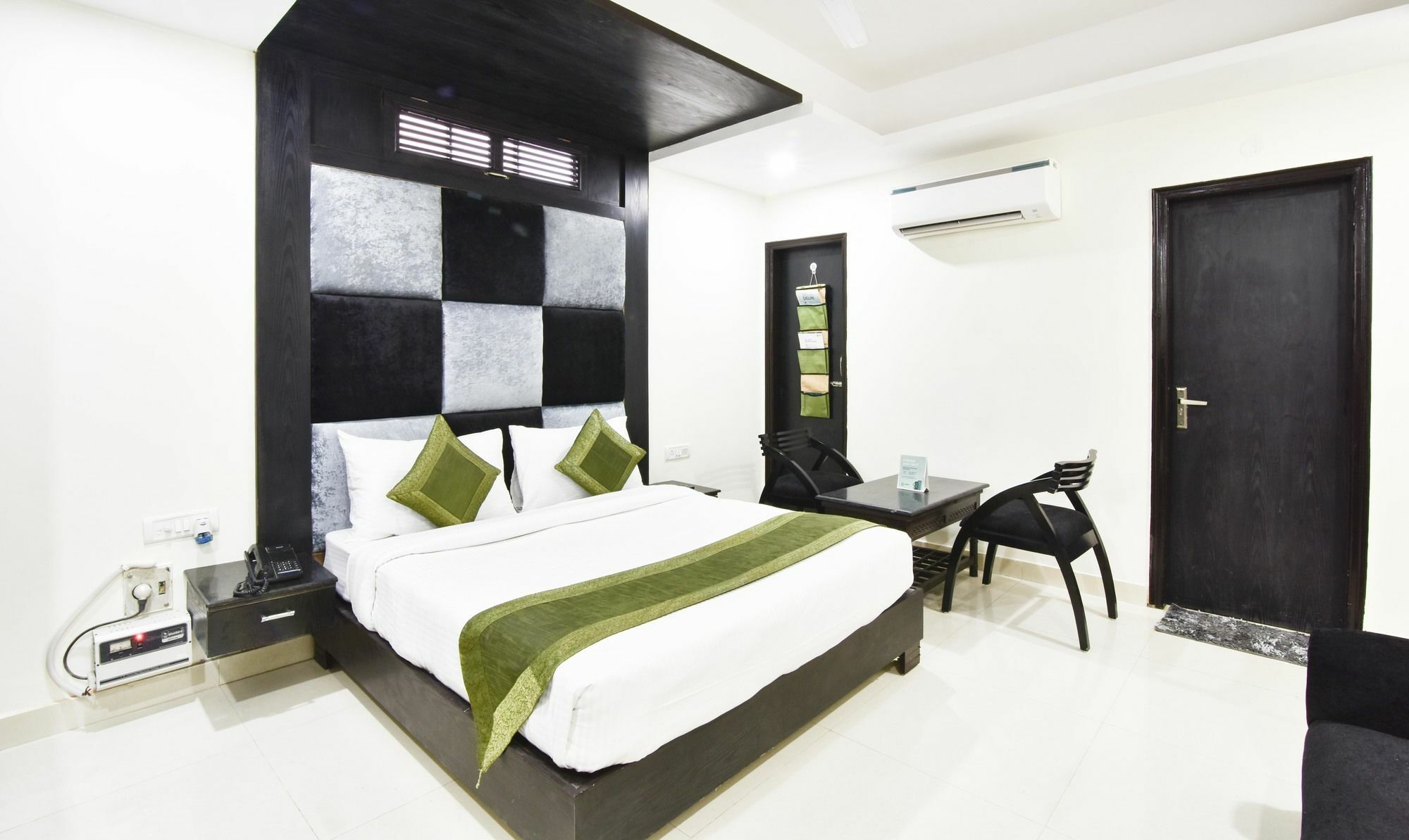 Treebo Mehar Castle Hotel Делхи Екстериор снимка