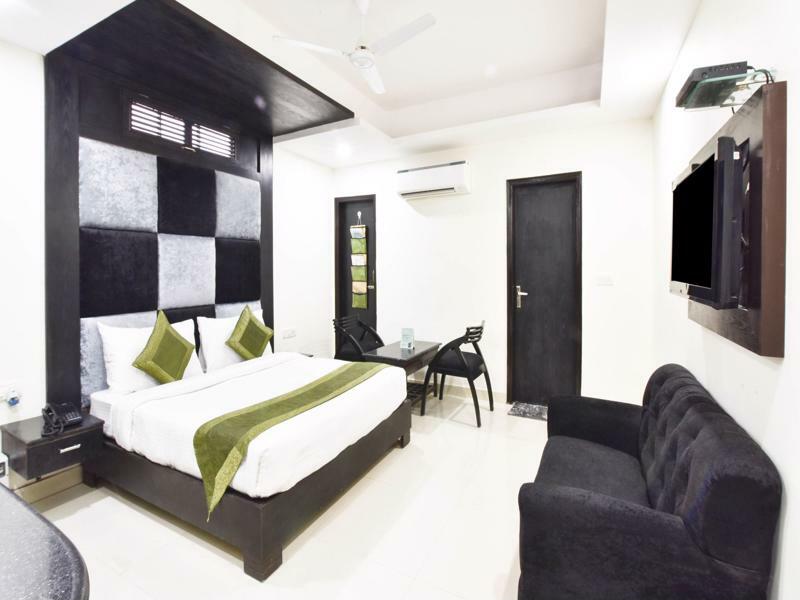 Treebo Mehar Castle Hotel Делхи Екстериор снимка